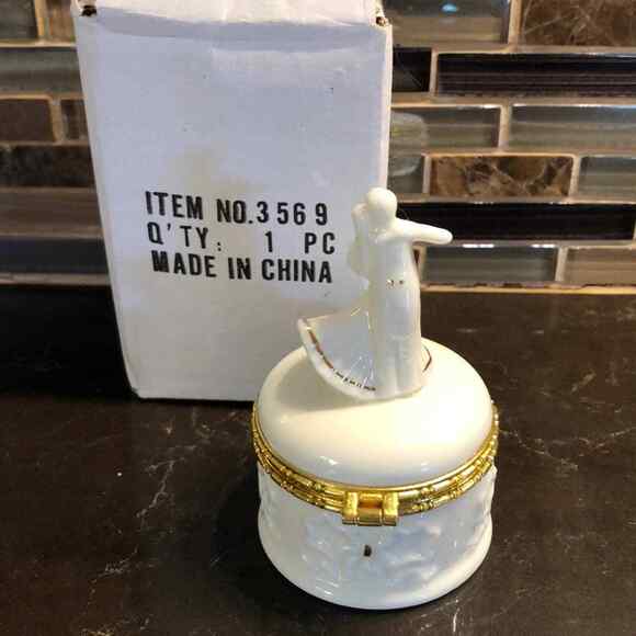 Dancing bride and groom trinket ring jewelry box Wedding Gift Ivory Proposal Box - Picture 3 of 5